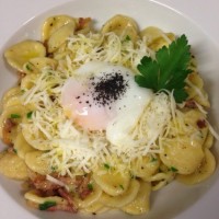 Orecchiette s restovaným guanciale, pošírovaným vejcem a sýrem pecorino