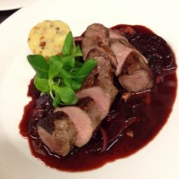 Pečený kančí hřbet na ragout z červené řepa, hříbků, portského vína a zvěřinového demi glace, špekové brambory