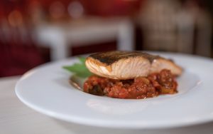 Grilovaný losos, zelenina Ratatouille
