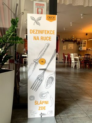 Dezinfekce u vchodu je pro Vás připravena